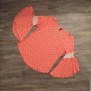 Bell sleeved lace top 🌿